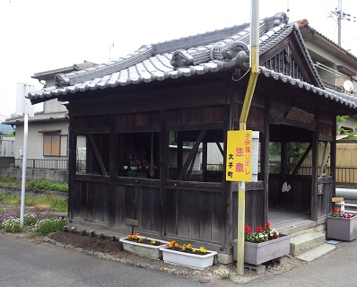 茶屋垣内地蔵尊は古い辻堂のような建物の中に鎮座されている。