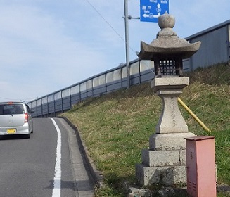 一日市の常夜燈。かなり大きい。