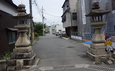 斑鳩寺常夜燈が両方に並ぶ参道。