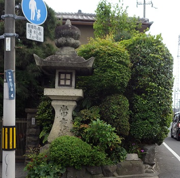 夢前川近くの常夜燈。笠が黒ずんでいる。